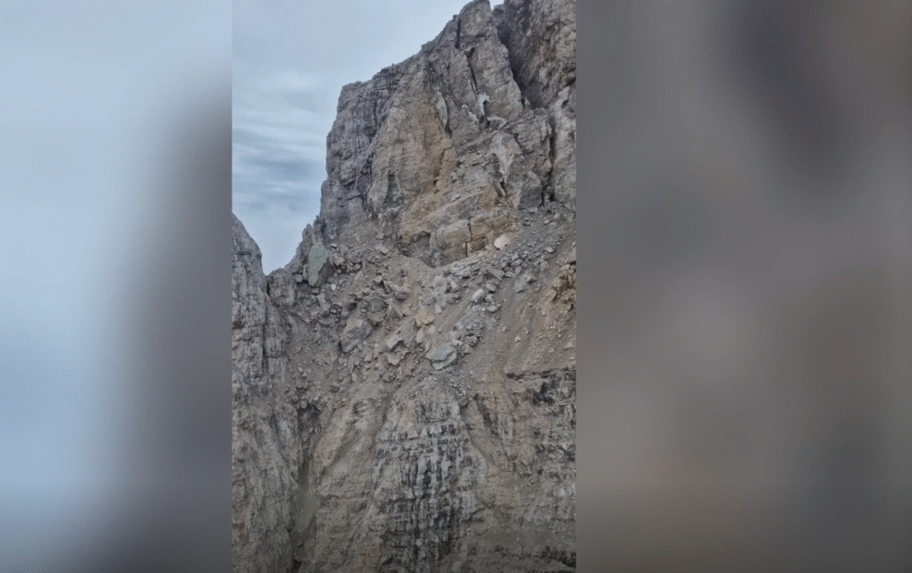 Longsoran batu memicu evakuasi dari jalur pendakian populer di Dolomit, Italia