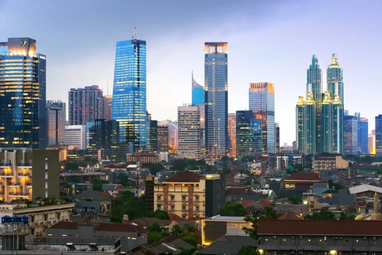 Jakarta di Balik Cakrawala: Tempat Berpotongannya Sejarah, Kuliner, dan Kehidupan Perkotaan