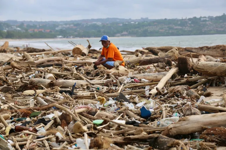 Terkubur dalam sampah: Pantai-pantai Bali tercemar oleh sampah yang terbawa laut